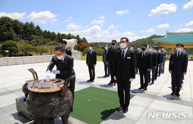 [대전=뉴시스] 김양수 기자 = 박원주 특허청장과 간부들이 1일 국립대전현충원을 찾아 현충탑에 분향하고 우리나라 제1호 특허권자인 정인호 애국지사 묘역 참배을 참배했다. 박 청장과 간부들이 현충탑에 분향하고 있다.(사진=특허청 제공). 2020.06.01 photo@newsis.com