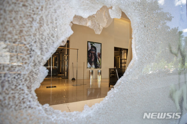 [워싱턴=AP/뉴시스]31일(현지시간) 미국 워싱턴에 있는 명품 버버리 매장 유리창이 깨진 모습이다. 백인 경찰에게 목이 짓눌려 사망한 흑인 조지 플로이드 사건을 규탄하는 시위가 격렬해지면서, 매장 침입과 절도 사례가 늘고 있다. 2020.06.01. 