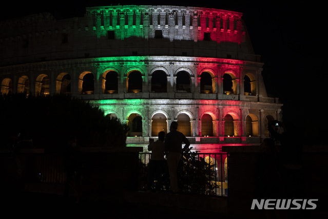 [로마=AP/뉴시스]5월 31일(현지시간) 이탈리아 로마의 콜로세움에 이탈리아 국기 색상 조명이 비치고 있다. 이탈리아의 대표적인 관광명소 중 하나인 콜로세움이 1일 신종 코로나바이러스 감염증(코로나19) 여파로 폐쇄된 지 약 3개월 만에 재개장해 관광객을 받는다. 코로나19 확산 위험을 낮추기 위해 관광객들은 마스크를 착용하고 체온을 잰 뒤 입장할 수 있다. 2020.06.01.