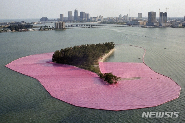 [마이애미=AP/뉴시스] 크리스토가 1983년 미국 플로리다 마이애미에서 선보인 '서라운딩 아일랜드'. 2020.06.01