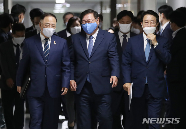 [서울=뉴시스] 김진아 기자 = 홍남기 경제부총리 겸 기획재정부 장관(왼쪽부터), 더불어민주당 김태년 원내대표, 조정식 정책위의장이 1일 오전 서울 여의도 국회 의원회관에서 열린 2020하반기 경제정책방향 및 3차 추경 당정협의에 참석하고 있다. 2020.06.01. bluesoda@newsis.com
