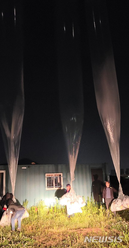 [서울=뉴시스]자유북한운동연합은 지난 5월 31일 경기도 김포시 월곶면 성동리에서 '새 전략핵무기 쏘겠다는 김정은' 이라는 제목의 대북전단을 살포했다고 1일 밝혔다. (사진=자유북한운동연합 제공) 2020.06.01. photo@newsis.com