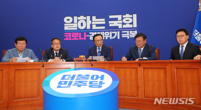 [서울=뉴시스] 장세영 기자 = 이해찬 더불어민주당 대표가 1일 서울 여의도 국회에서 열린 더불어민주당 최고위원회의에 참석해 현안관련 발언을 하고 있다. 2020.06.01. photothink@newsis.com