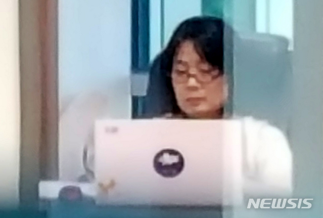 [서울=뉴시스]김선웅 기자 = 윤미향 더불어민주당 의원이 1일 오전 서울 여의도 국회의사당 의원실에 출근해 업무를 보고 있다. 2020.06.01. mangusta@newsis.com