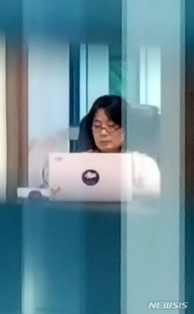 [서울=뉴시스]김선웅 기자 = 윤미향 더불어민주당 의원이 1일 오전 서울 여의도 국회의사당 의원실에 출근해 업무를 보고 있다. 2020.06.01.mangusta@newsis.com