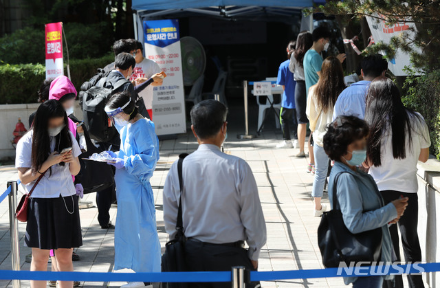 [서울=뉴시스] 박미소 기자 = 서울시가 신종 코로나바이러스 감염증(코로나19) 무증상 감염자로 인한 지역사회 집단감염을 사전에 차단하기 위해 코로나19 선제검사를 본격적으로 추진하기로 한 1일 오전 서울 서초구청 선별진료소 앞에서 시민들이 검사를 받기 위해 줄을 서 있다. 서초구의 경우 관내 영어유치원 24개소의 강사, 차량기사 등 종사자 595명에 대해서 1일부터 10일까지 선제검사를 시행한다. 2020.06.01.&nbsp; misocamera@newsis.com