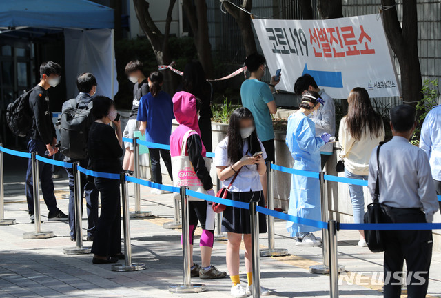 [서울=뉴시스] 박미소 기자 = 서울시가 신종 코로나바이러스 감염증(코로나19) 무증상 감염자로 인한 지역사회 집단감염을 사전에 차단하기 위해 코로나19 선제검사를 본격적으로 추진하기로 한 1일 오전 서울 서초구청 선별진료소 앞에서 시민들이 검사를 받기 위해 줄을 서 있다. 서초구의 경우 관내 영어유치원 24개소의 강사, 차량기사 등 종사자 595명에 대해서 1일부터 10일까지 선제검사를 시행한다. 2020.06.01.&nbsp; misocamera@newsis.com