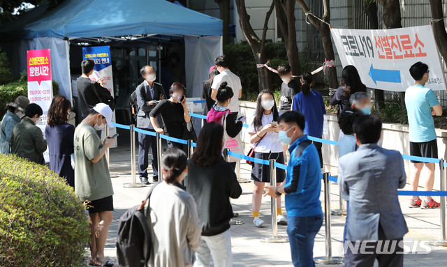 [서울=뉴시스] 박미소 기자 = 서울시가 신종 코로나바이러스 감염증(코로나19) 무증상 감염자로 인한 지역사회 집단감염을 사전에 차단하기 위해 코로나19 선제검사를 본격적으로 추진하기로 한 1일 오전 서울 서초구청 선별진료소 앞에서 시민들이 검사를 받기 위해 줄을 서 있다. 서초구의 경우 관내 영어유치원 24개소의 강사, 차량기사 등 종사자 595명에 대해서 1일부터 10일까지 선제검사를 시행한다. 2020.06.01. misocamera@newsis.com