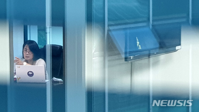 [서울=뉴시스]김선웅 기자 = 윤미향 더불어민주당 의원이 1일 오전 서울 여의도 국회의사당 의원실에 출근해 업무를 보고 있다. 2020.06.01.mangusta@newsis.com