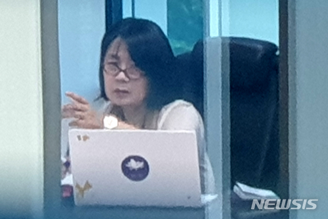 [서울=뉴시스]김선웅 기자 = 윤미향 더불어민주당 의원이 1일 오전 서울 여의도 국회의사당 의원실에 출근해 업무를 보고 있다. 2020.06.01. mangusta@newsis.com
