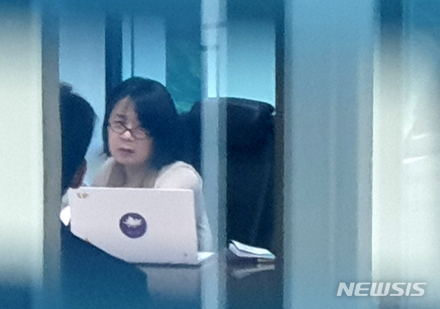 [서울=뉴시스]김선웅 기자 = 윤미향 더불어민주당 의원이 1일 오전 서울 여의도 국회의사당 의원실에 출근해 업무를 보고 있다. 2020.06.01.mangusta@newsis.com