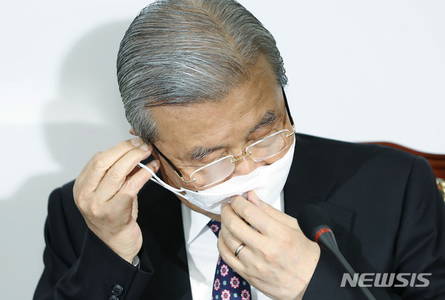 [서울=뉴시스] 최동준 기자 = 김종인 미래통합당 비상대책위원장이 1일 오전 서울 여의도 국회에서 열린 1차 비상대책위원회의에서 마스크를 벗고 있다. 2020.06.01.&nbsp; photocdj@newsis.com
