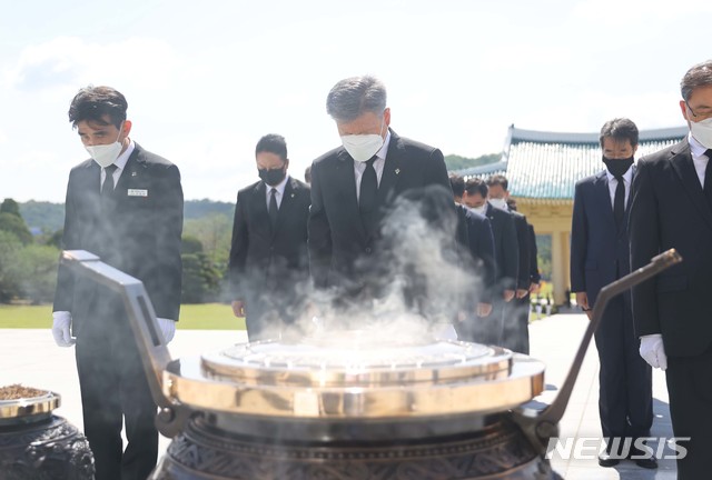 [서울=뉴시스]박삼득 국가보훈처장이 1일 오전 6·25전쟁 70주년과 6월 호국보훈의 달을 맞아 대전 유성구 국립대전현충원을 참배, 묵념하고 있다. (사진=국가보훈처 제공) 2020.06.01. photo@newsis.com