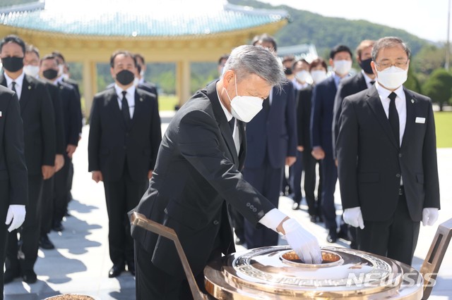 [서울=뉴시스]박삼득 국가보훈처장이 1일 오전 6·25전쟁 70주년과 6월 호국보훈의 달을 맞아 대전 유성구 국립대전현충원을 참배, 분향하고 있다. (사진=국가보훈처 제공) 2020.06.01. photo@newsis.com