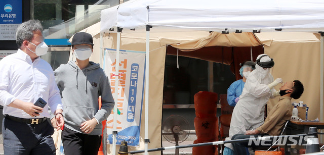 [서울=뉴시스]박주성 기자 = 1일 오전 서울 양천구 보건소 선별진료소에 시민이 코로나19 검사를 받고 있다. 2020.06.01. park7691@newsis.com