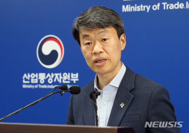 [세종=뉴시스]강종민 기자 = 나승식 산업통상자원부 무역투자실장이 1일 오전 정부세종청사에서 2020년 5월 수출입동향을 발표하고 있다. 지난달 수출은 23.7% 감소한 349억 달러로 전월보다는 소폭 개선됐고, 수입은 21.1% 줄어든 344억 달러, 무역수지는 4억 4,000만 달러로 흑자를 기록했다. 2020.06.01.&nbsp; ppkjm@newsis.com