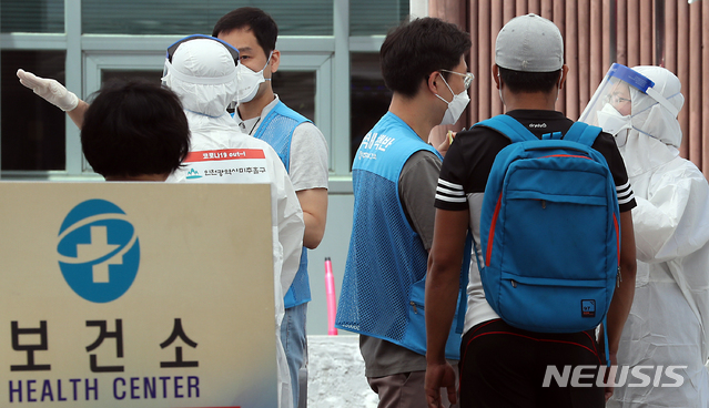 [인천=뉴시스] 이종철 기자 = 인천에서 신종 코로나바이러스 감염증(코로나19) 확진자가 늘어나는 가운데 1일 오전 인천시 미추홀구보건소 선별진료소에서 의료진들이 분주하게 움직이고 있다. 2020.06.01. jc4321@newsis.com