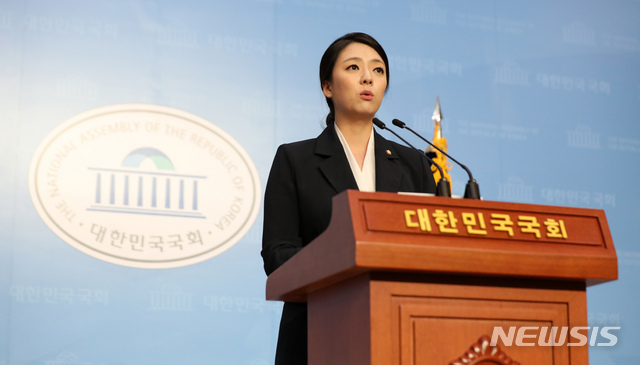 [서울=뉴시스]김선웅 기자 = 배현진 미래통합당 원내대변인이 1일 오후 서울 여의도 국회의사당 소통관에서 미래통합당 1호 법안 '코로나19 위기탈출 민생지원 패키지법' 관련 브리핑을 하고 있다. 2020.06.01.mangusta@newsis.com