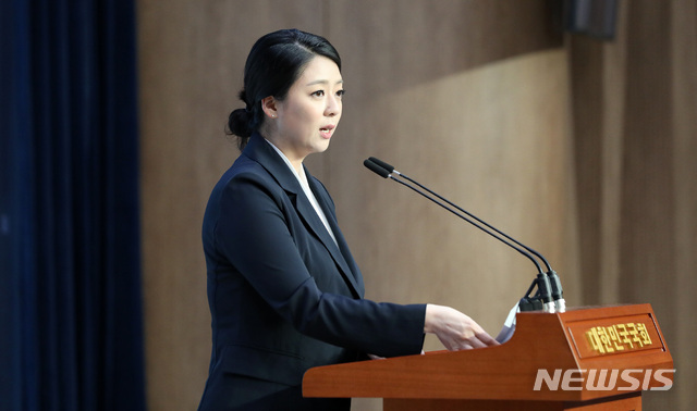 [서울=뉴시스]김선웅 기자 = 배현진 미래통합당 원내대변인이 1일 오후 서울 여의도 국회의사당 소통관에서 미래통합당 1호 법안 '코로나19 위기탈출 민생지원 패키지법' 관련 브리핑을 하고 있다. 2020.06.01. mangusta@newsis.com