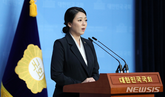 [서울=뉴시스]김선웅 기자 = 배현진 미래통합당 원내대변인이 1일 오후 서울 여의도 국회의사당 소통관에서 미래통합당 1호 법안 '코로나19 위기탈출 민생지원 패키지법' 관련 브리핑을 하고 있다. 2020.06.01. mangusta@newsis.com