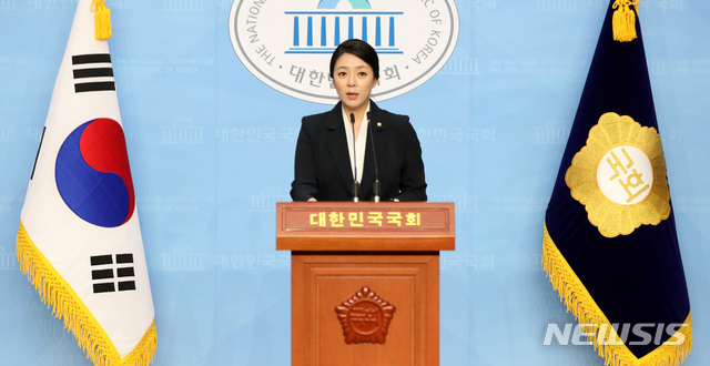 [서울=뉴시스]김선웅 기자 = 배현진 미래통합당 원내대변인이 1일 오후 서울 여의도 국회의사당 소통관에서 미래통합당 1호 법안 '코로나19 위기탈출 민생지원 패키지법' 관련 브리핑을 하고 있다. 2020.06.01. mangusta@newsis.com