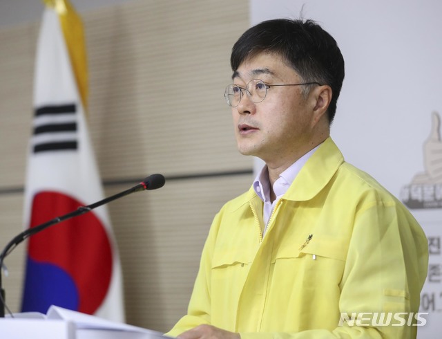 [서울=뉴시스]윤태호 중앙사고수습본부 방역총괄반장이 1일 세종시 정부세종청사에서 중앙재난안전대책본부 정례브리핑을 하고 있다. (사진=보건복지부 제공) 2020.06.01. photo@newsis.com