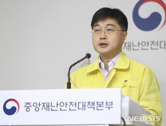 [서울=뉴시스]윤태호 중앙사고수습본부 방역총괄반장이 1일 세종시 정부세종청사에서 중앙재난안전대책본부 정례브리핑을 하고 있다. (사진=보건복지부 제공) 2020.06.01. photo@newsis.com