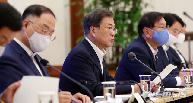 [서울=뉴시스]박영태 기자 = 문재인 대통령이 1일 오후 청와대에서 열린 제6차 비상경제회의에 참석해 발언하고 있다. 2020.6.1. since1999@newsis.com