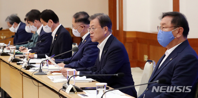 [서울=뉴시스]박영태 기자 = 문재인 대통령이 1일 오후 청와대에서 열린 제6차 비상경제회의에 참석해 발언하고 있다. 2020.6.1. since1999@newsis.com