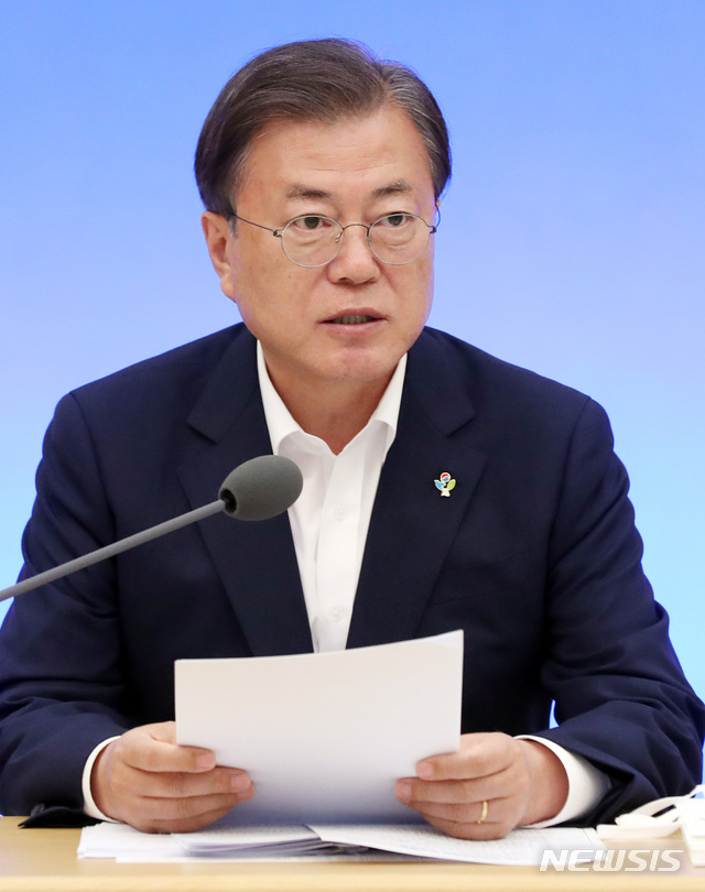 [서울=뉴시스]박영태 기자 = 문재인 대통령이 1일 오후 청와대에서 열린 제6차 비상경제회의에 참석해 발언하고 있다. 2020.6.1.&nbsp; since1999@newsis.com