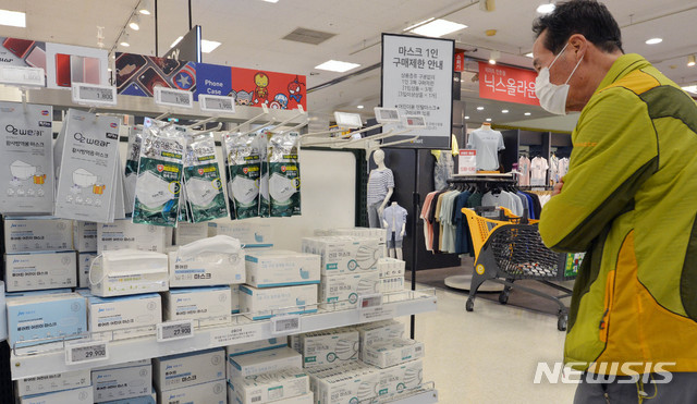 [대구=뉴시스] 이무열 기자 = 1일 오후 대구 수성구 이마트 만촌점에 덴탈 마스크가 진열돼 있다. 날씨가 더워지며 KF94 등 보건용 마스크 대신 비교적 숨 쉬기 편한 덴탈 마스크를 찾는 사람들이 많아져 품귀 현상이 일어나고 있다. 2020.06.01. lmy@newsis.com