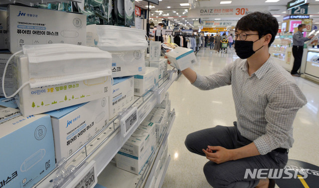 [대구=뉴시스] 이무열 기자 = 1일 오후 대구 수성구 이마트 만촌점에 덴탈 마스크가 진열돼 있다. 날씨가 더워지며 KF94 등 보건용 마스크 대신 비교적 숨 쉬기 편한 덴탈 마스크를 찾는 사람들이 많아져 품귀 현상이 일어나고 있다. 2020.06.01. lmy@newsis.com