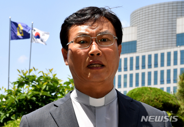 [광주=뉴시스] 신대희 기자 = 고 조비오 신부의 명예를 훼손한 혐의(사자명예훼손)로 기소된 전두환씨의 형사재판이 열리는 1일 광주고법 앞에서 조 신부의 조카이자 이 사건 고소인 중 한 명인 조영대 신부(오른쪽)가 취재진 질문에 답하고 있다. 2020.06.01.&nbsp; sdhdream@newsis.com