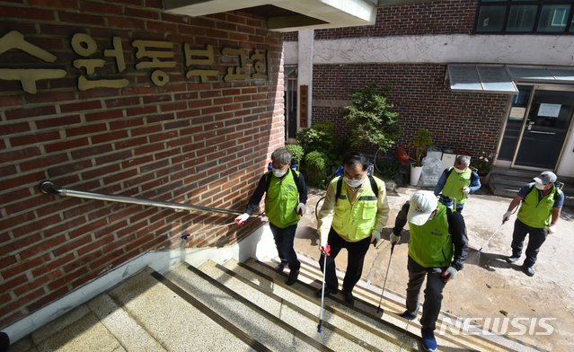 [수원=뉴시스] 김종택기자 = 신종 코로나바이러스 감염증(코로나19) 확진자가 나흘 새 8명이 발생한 경기 수원시 영통구 수원동부교회에서 1일 오후 영통구 합동 방역단이 교회 주변을 방역하고 있다. 2020.06.01. semail3778@naver.com