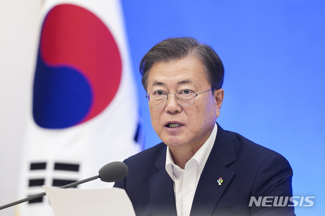 [서울=뉴시스]박영태 기자 = 문재인 대통령이 1일 오후 청와대에서 열린 제6차 비상경제회의에 참석해 발언을 하고 있다. 2020.6.1.since1999@newsis.com
