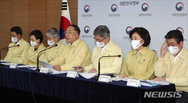 [서울=뉴시스]김명원 기자 = 홍남기 경제부총리 겸 기획재정부 장관이 1일 오후 서울 종로구 정부서울청사에서 2020년 하반기 경제정책방향을 발표하고 있다. 왼쪽부터 은성수 금융위원장, 김현미 국토교통부 장관, 최기영 과학기술정보통신부 장관, 홍남기 경제부총리 겸 기획재정부 장관, 이재갑 고용노동부 장관, 박영선 중소벤처기업부 장관, 정승일 산업통상자원부 차관. 2020.06.01. photo@newsis.com