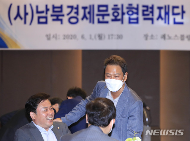 [서울=뉴시스] 박민석 기자 = 1일 오후 서울 성동구 남북경제문화협력재단에서 열린 9기 이사회 1차 회의에 앞서 재단 이사인 임종석 전 청와대 비서실장이 참석자들과 대화하고 있다. 2020.06.01. mspark@newsis.com