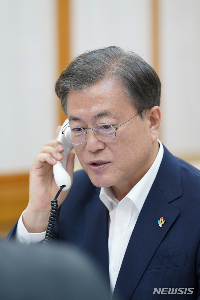 [서울=뉴시스] 문재인 대통령이 1일 청와대 관저에서 도널드 트럼프 미국 대통령과 통화하고 있다. (사진=청와대 제공) 2020.06.01.&nbsp; photo@newsis.com