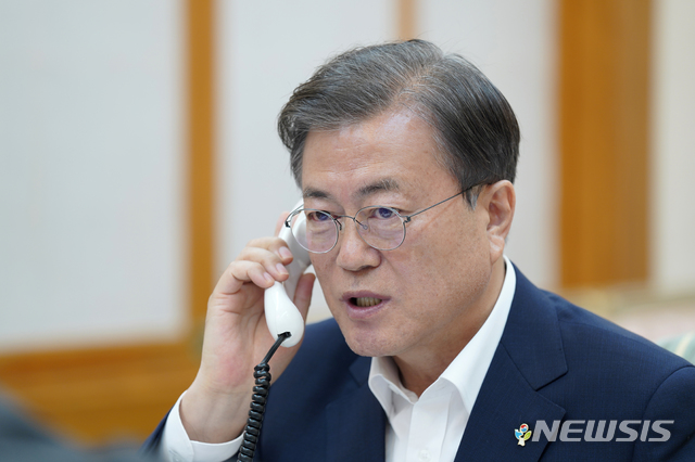 [서울=뉴시스] 문재인 대통령이 1일 청와대 관저에서 도널드 트럼프 미국 대통령과 통화하고 있다. (사진=청와대 제공) 2020.06.01. photo@newsis.com