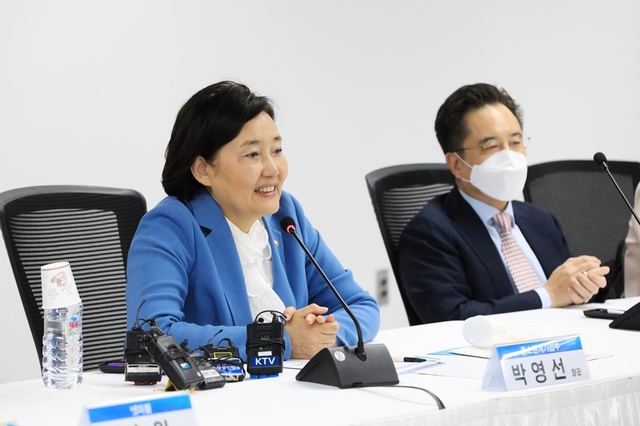 [서울=뉴시스] 게임 분야 스타트업 간담회 참석한 박영선 장관(사진=중소벤처기업부 제공) 2020.06.02. photo@newsis.com