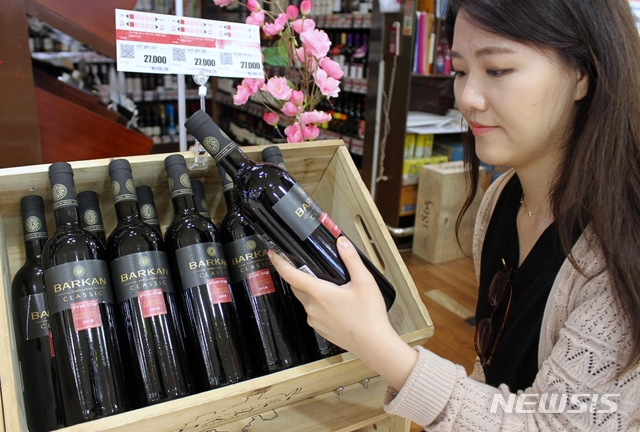 [서울=뉴시스] 롯데마트가 이달부터 이스라엘산 와인 3종을 판매한다. (사진=롯데쇼핑 제공)