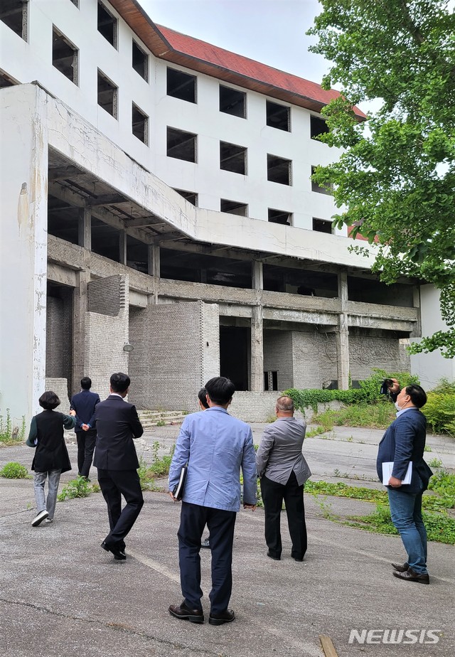 [충주=뉴시스]이병찬 기자 = 충북 충주시의회 수안보 도시재생 뉴딜사업 관련 행정사무조사 특별위원회가 2일 무단 매입 논란을 빚은 수안보 옛 한전 연수원에서 현장 확인을 하고 있다.(사진=충주시의회 제공) 2020.06.02.photo@newsis.com
