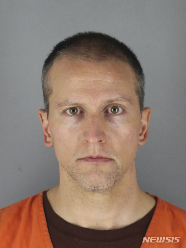  [미니애폴리스=AP/뉴시스]5월 31일(현지시간) 공개된 사진에 조지 플로이드 살해 혐의로 기소된 미니애폴리스 전 경관 데릭 쇼빈의 모습이 보인다. 쇼빈은 지난 25일 흑인 남성 조지 플로이드를 체포하는 과정에서 무릎으로 플로이드의 목을 9분가량 눌러 끝내 숨지게 해 3급 살인과 2급 과실치사로 기소됐다. 이에 대해 유족 측은 그의 혐의가 너무 가볍다며 이해할 수 없다고 밝혔다. 2020.06.02.&nbsp;&nbsp; 