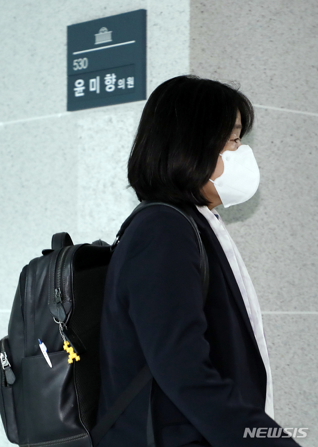 [서울=뉴시스] 최동준 기자 = 윤미향 더불어민주당 의원이 2일 서울 여의도 국회의사당 의원실로 출근하고 있다. 2020.06.02. photocdj@newsis.com