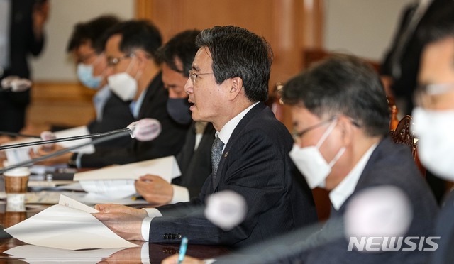 [서울=뉴시스] 전진환 기자 = 김용범 기획재정부 1차관이 2일 오전 거시경제금융회의가 열린 서울 중구 명동 은행회관에서 발언하고 있다. 2020.06.02.&nbsp; photo@newsis.com