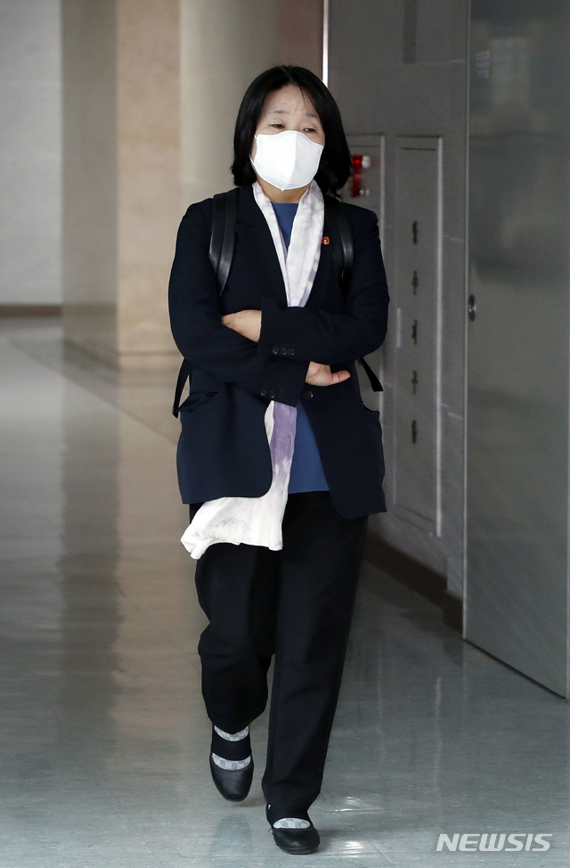 [서울=뉴시스] 최동준 기자 = 윤미향 더불어민주당 의원이 2일 서울 여의도 국회의사당 의원실로 출근하고 있다. 2020.06.02.&nbsp; photocdj@newsis.com