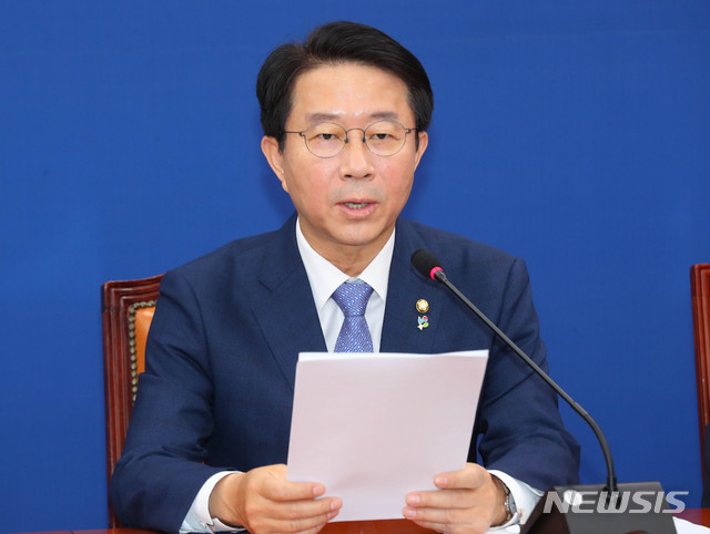 [서울=뉴시스] 장세영 기자 = 조정식 더불어민주당 정책위의장이 2일 서울 여의도 국회에서 열린 더불어민주당 원내대책회의에 참석해 현안관련 발언을 하고 있다. 2020.06.02. photothink@newsis.com