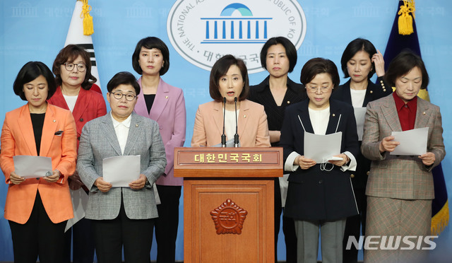 [서울=뉴시스] 김진아 기자 = 미래통합당 전주혜 의원을 비롯한 여성 의원들이 2일 서울 여의도 국회 소통관에서 이용수 할머니에 대한 2차 가해 중단 촉구 성명 발표를 하고 있다. 2020.06.02. bluesoda@newsis.com