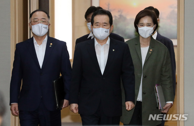 [세종=뉴시스]강종민 기자 = 정세균 국무총리와 홍남기 부총리 겸 기획재정부 장관, 유은혜 부총리 겸 교육부 장관이 2일 오전 정부세종청사 국무회의장에 입장하고 있다. 2020.06.02.&nbsp; ppkjm@newsis.com