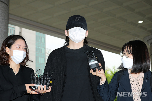 [서울=뉴시스] 이윤청 기자 = 음주 교통사고를 내고 '운전자 바꿔치기'를 한 혐의를 받는 장제원 의원의 아들 래퍼 장용준(활동명 노엘)씨가 1심 선고공판에 출석하기 위해 지난해 6월2일 서울 마포구 서울서부지방법원으로 향하고 있다. 2020.06.02. radiohead@newsis.com